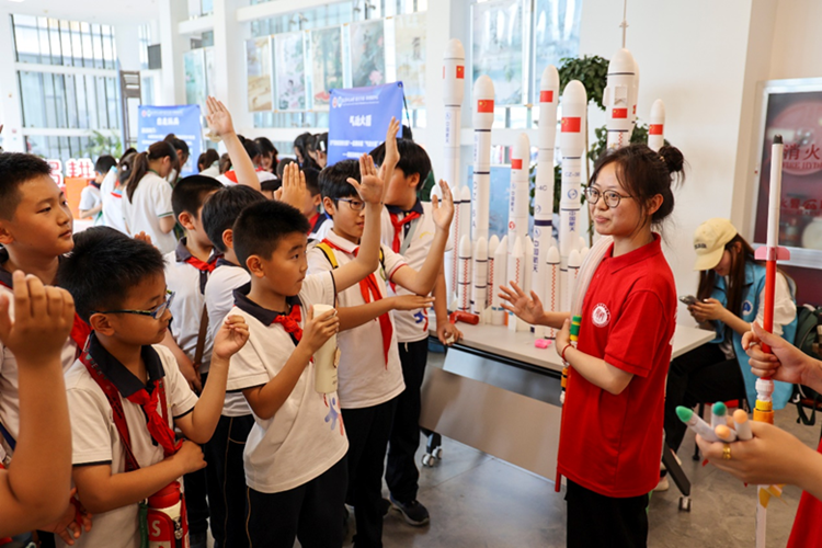 图为小学生们沉浸式感受、参与融趣味性与知识性于一体的“科学嘉年华”互动空间项目。十大正规买球网站供图